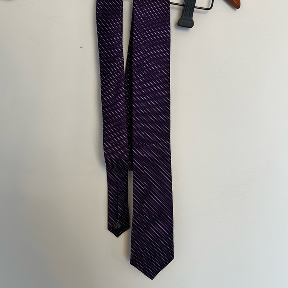 Arrow Purple Polka Dot Men's 100% silk Tie - Picture 2 of 5